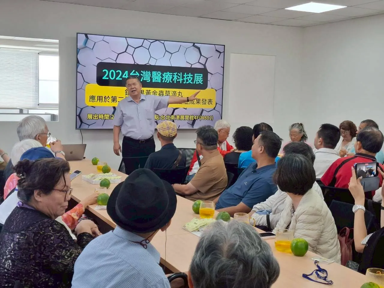 校友總會秋遊臺南行寫實(第 1 張/共 6 張)